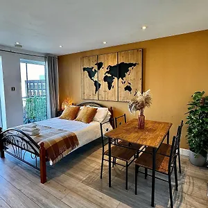 Cozy Flat With Balcony London